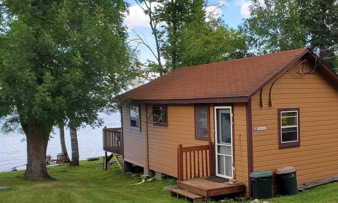 Ray Cabin | Lakeside 1 Bedroom Bear Paw Cabin on Kab