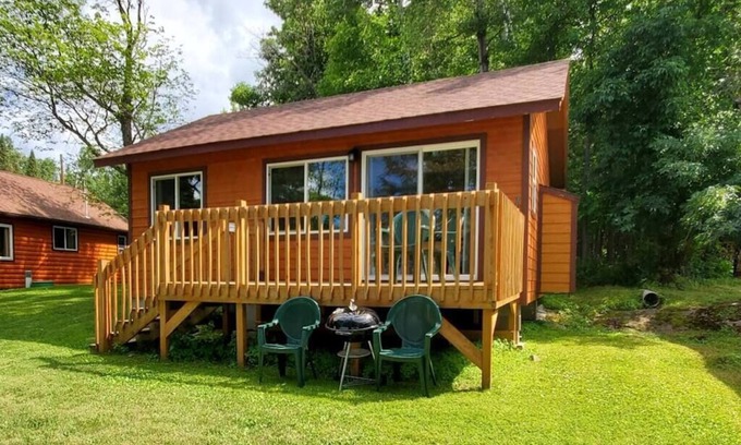 Ray Cabin | Lakeside 2 Bedroom Otter Cabin on Kab