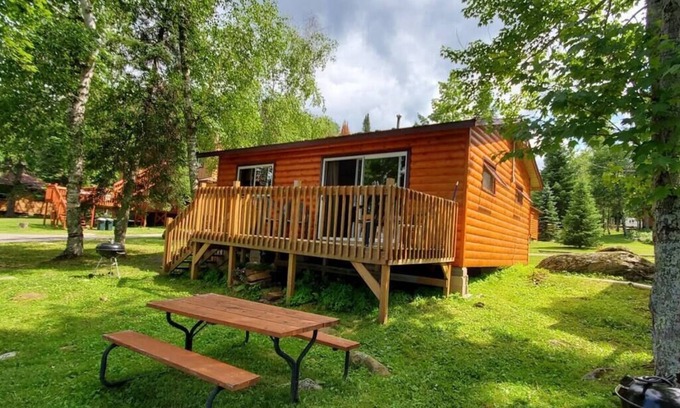 Ray Cabin | Lakeside 2 Bedroom Pelican Cabin on Kab