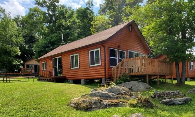 Ray Cabin | Lakeside 3 Bedroom Lazy Days Cabin on Kab