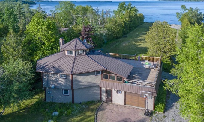 Bewdley House | Lakeside 4BR Cottage in Bailieboro w/BBQ Grill
