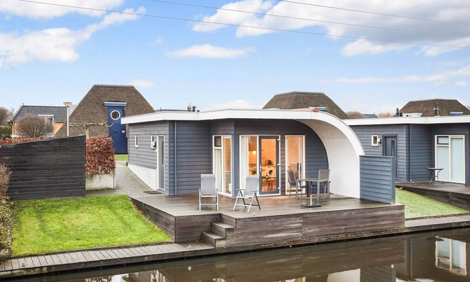 Midlaren House | Lakeside Bungalow with Private Sauna