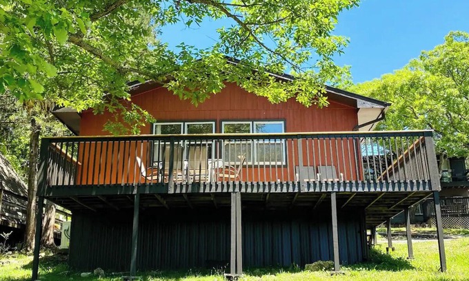 Indian Point Cabin | Lakeside Cabin | Calm Waters Resort | Boat Slips & Rentals | FREE Kayaks & Paddleboards | Guided Fishing & Lake Tours!