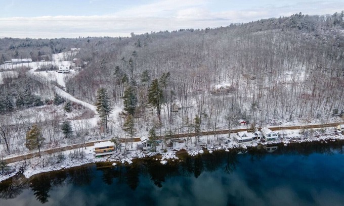 Belfast House | Lakeside Cabin Escape near Swan Lake