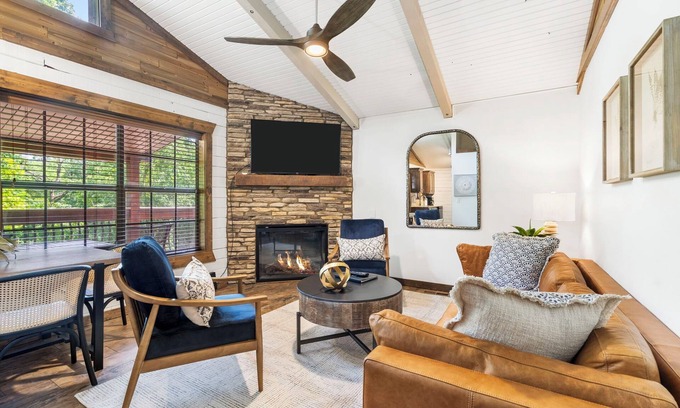Indian Point Cabin | Lakeside Cabin for 6! Swim, Fish, Kayak! 5 Min to SDC!