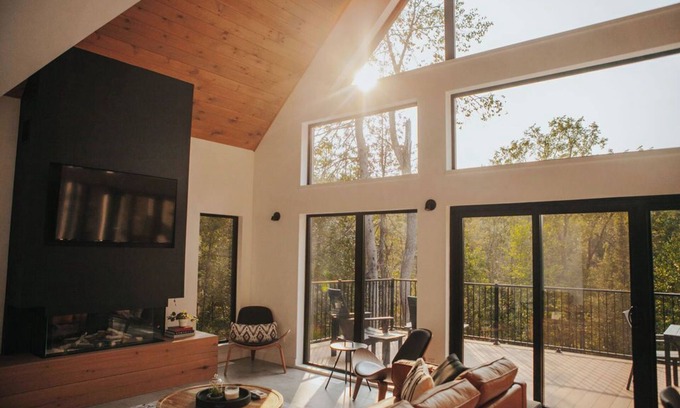 Lac-McGregor House | Lakeside cabin w hot tub & sauna