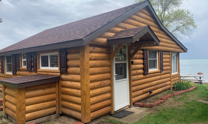 Port Hope Cabin | Lakeside Cabin with a Touch of Vintage Charm and All the Modern Conveniences