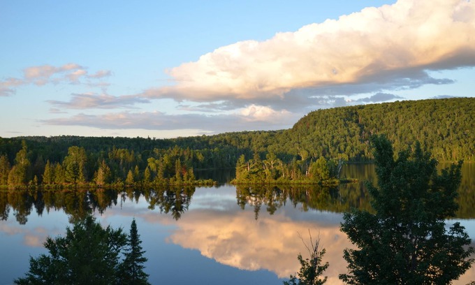 La Minerve Cottage | Lakeside Canadian Log Cabin