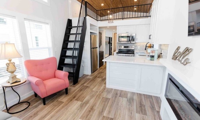 Lincoln House | Lakeside Chic: Stylish Family Tiny Home Retreat #3n