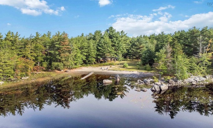 Molega Cottage | Lakeside cottage with private beach