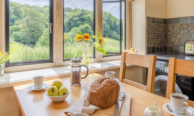 Cranham Cottage | Lakeside Cottage, Cranham, Near Cheltenham - sleeps 4 guests in 2 bedrooms