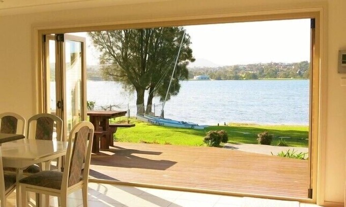 Primbee House | Lakeside Cottage Primbee - Absolute Waterfront Position
