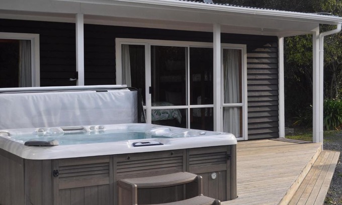 Lake Tarawera House | Lakeside Cottage with Jetty at Lake Tarawera