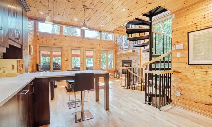 Val-des-Monts Ski Chalet | Lakeside Cozy & Quaint Kamanik Guest House