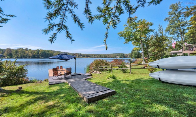 Lake Ariel House | Lakeside, Dock, Hot Tub, Arcade, Piano, Kayaks, Playset, Fireplace, Fire Pit, 2 King Beds - 75" TV