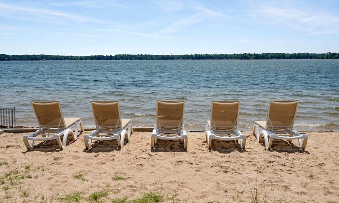 Mayfield Apartment | Lakeside Double Queen Suite | Upper-Level Retreat
