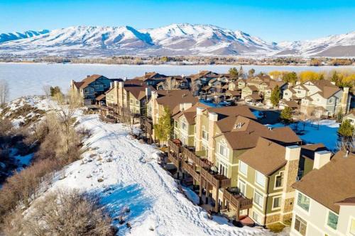 Ogden House | Lakeside Escape 2 BR with Hot Tub