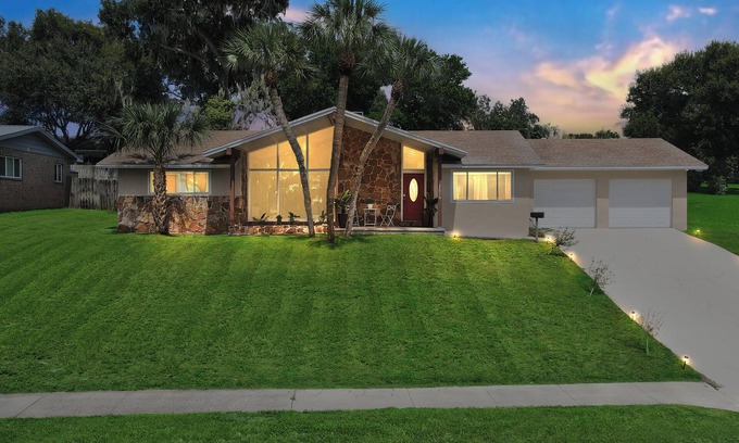 Auburndale House | Lakeside Escape - Charming - Nearby Attractions