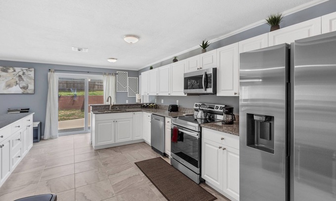 Auburndale House | Lakeside Escape - Modern & Spacious - Ace Location