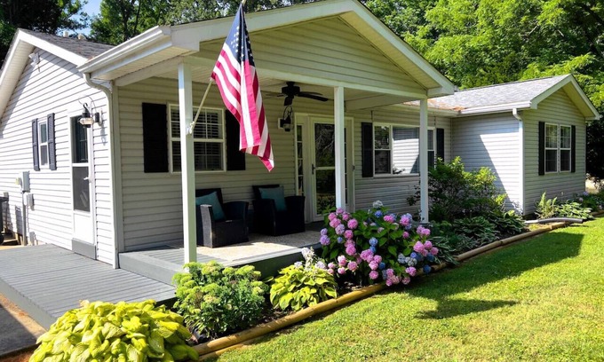 Cynthiana House | Lakeside Escape ~ Waterfront w/Hot Tub (NEW DOCK!)