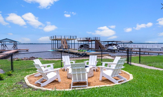 Mabank House | Lakeside Getaway - fire pit, paddle boards, canoes, ping pong