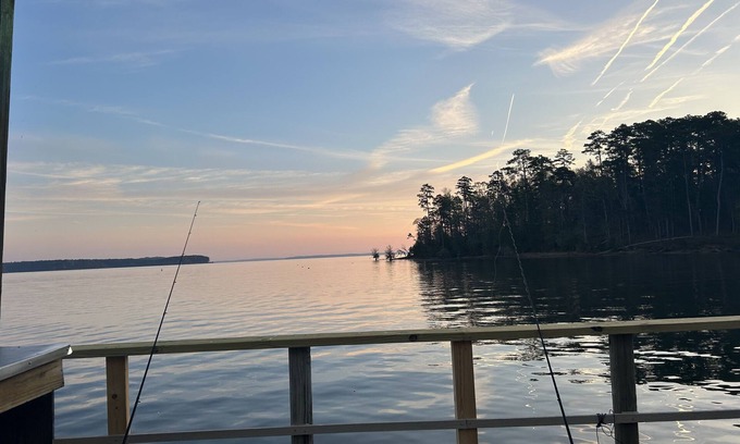 Hemphill House | Lakeside getaway on Toledo Bend Lake with private pier access for fishing.