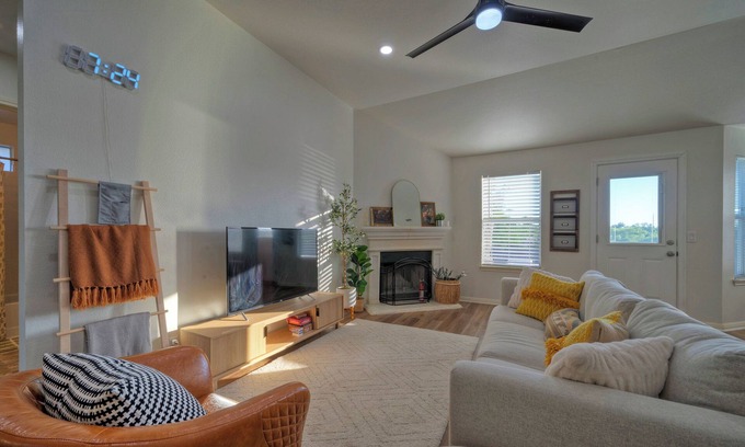 Hutto House | Lakeside heaven Hutto- Lake access 3bedroom near 130