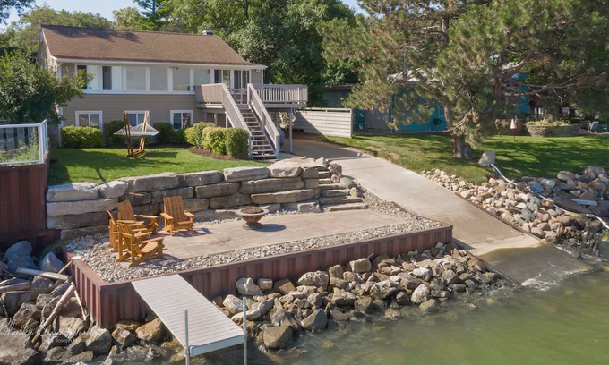Pigeon House | Lakeside Landing on Sand Point’s North Shore