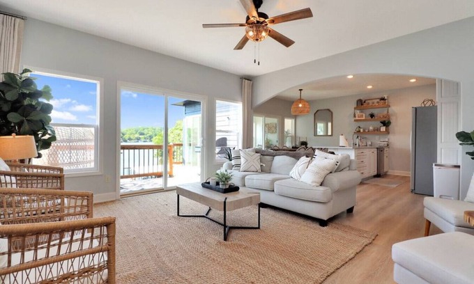 Gravois Mills House | Lakeside Landing- Sleeping 16