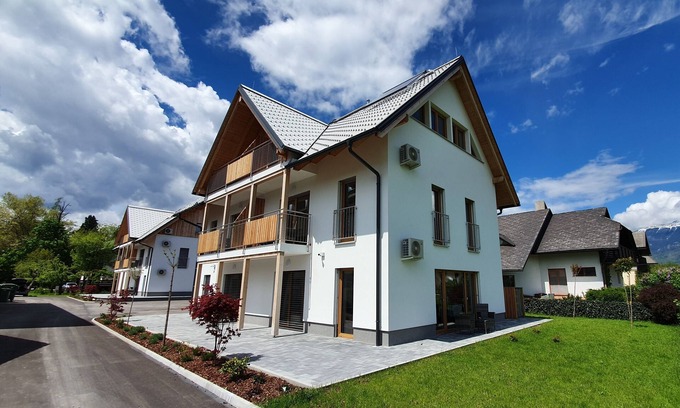 Bled House | Lakeside Living: Modern Apartment Just 400m from Lake Bled