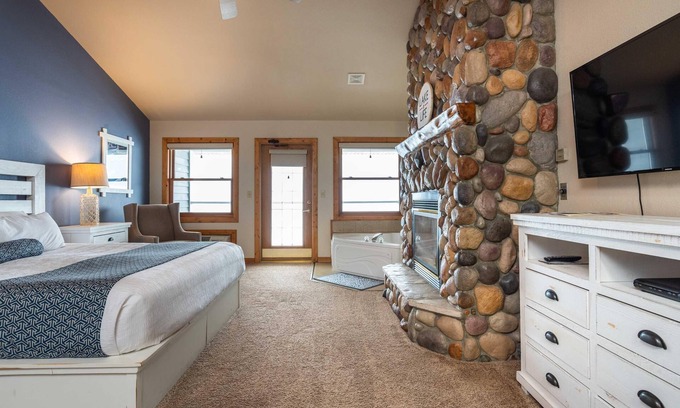 Nisswa Resort | Lakeside Lodge King Room w/Jacuzzi Tub & Views of Gull Lake - Pet Friendly!