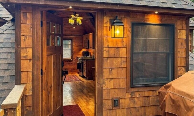 Inlet Cottage | Lakeside Lodge - The Carriage House