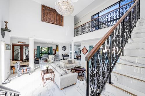Idalia House | Lakeside Luxe Modern 5BR Retreat