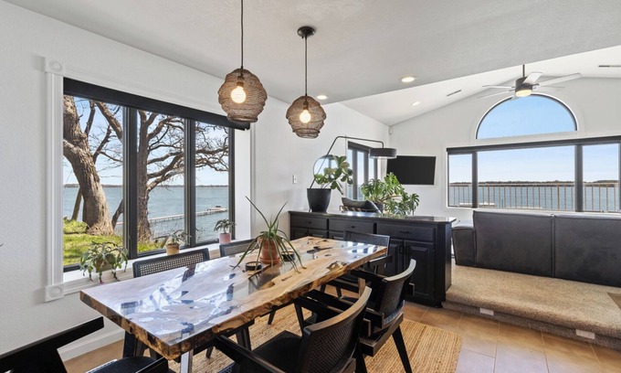 Clear Lake Condo | Lakeside Luxury~ Chic Comfort