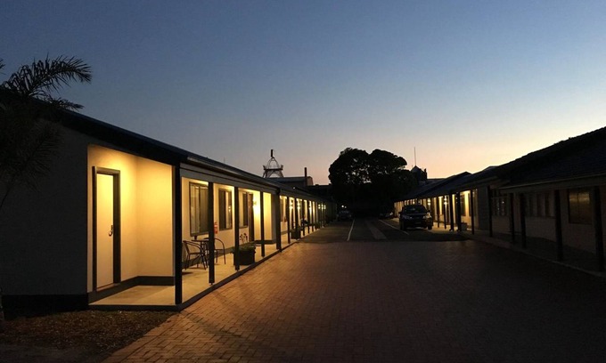 Lakes Entrance Hotel | Lakeside Motel Waterfront