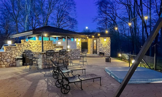 Cynthiana House | ~Lakeside Oasis~ Waterfront w/HotTub, Sauna & Dock