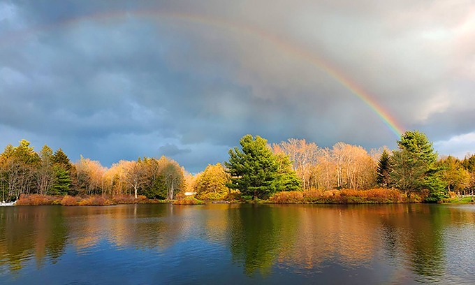 Pocono Pines House | LAKESIDE ON LAKE NAOMI - boats, hot tub, beach, dock. Dogs OK. NO EXTRA FEES
