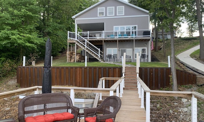 Monticello House | Lakeside Paradise