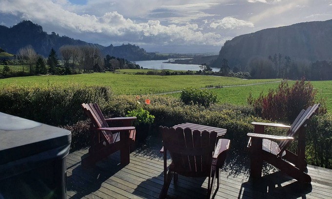 North Island House | Lakeside peaceful rural getaway