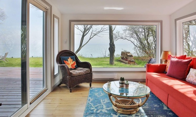 Wellington House | Lakeside PEC-waterfront getaway