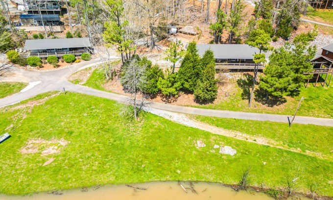 Eddyville Cabin | Lakeside Place 2 (Sleeps 1-4) - Tiny living space with a queen and full size beds overlooking Lake Barkley.