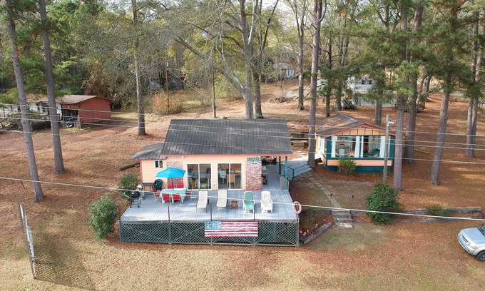 Pleasure Island Cottage | Lakeside Pleasure Island Cabin w/Deck & Gas Grill