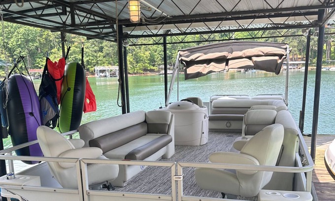 Buford House | Lakeside, Private Dock Kayaks & Tubes