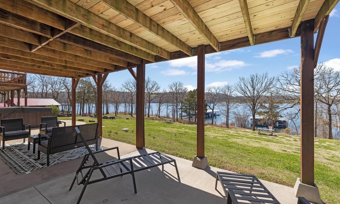 Kimberling City Apartment | Lakeside Relaxing Lakeside Condo Hot Tub and Views