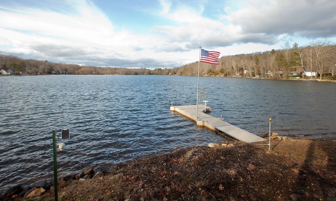 Ashford House | Lakeside Retreat Close to UCONN