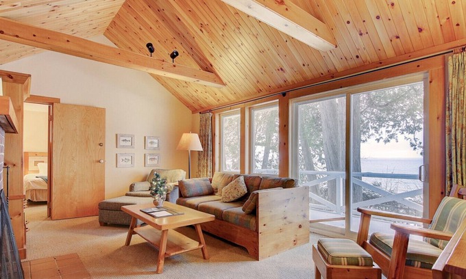 Georgina Ski Chalet | Lakeside Retreat cottage with ideal lakeView (divot)