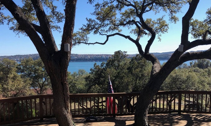 Spicewood House | Lakeside Retreat on Lake Travis near Austin, Texas