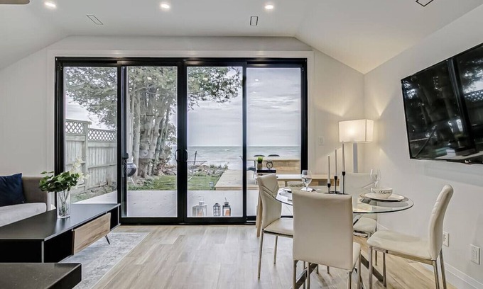 Bowmanville House | *Lakeside Retreat: Viva La Vida*