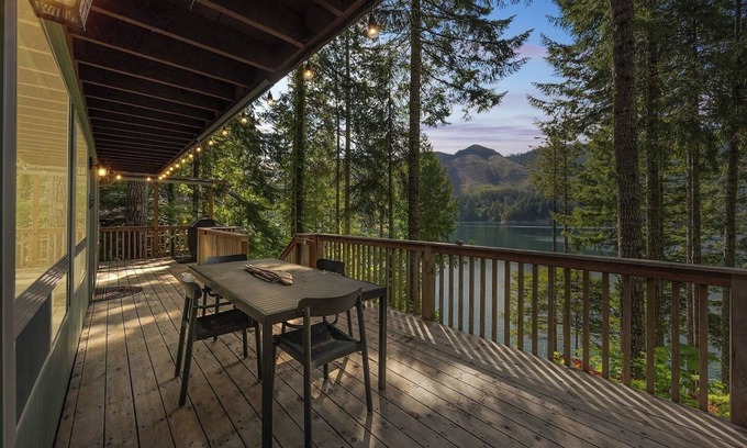 Hoodsport Cabin | Lakeside Retreat – Waterfront Cabin with Dock, Sauna on Lake Cushman