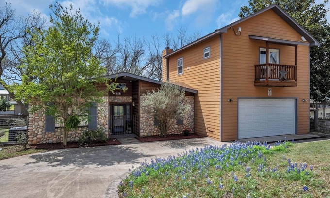 Kingsland House | Lakeside Rock house on Lake LBJ!